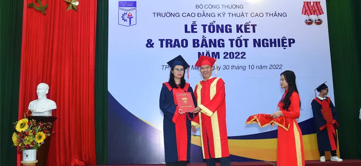 Sinh viên Khoa CNTT trình bày đề tài nghiên cứu ứng dụng AI
